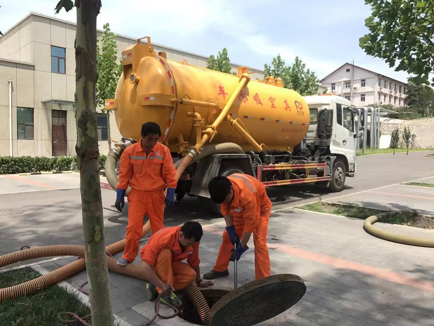 海淀管道疏通车停在窨井附近