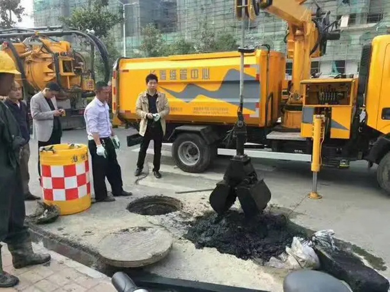 海淀街道：网格员化身“清道夫”，为民解忧疏通“堵心”化粪池