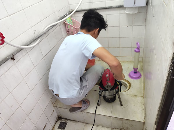 海淀肥皂掉到马桶里把马桶堵住了怎么办？马桶堵住了怎么办