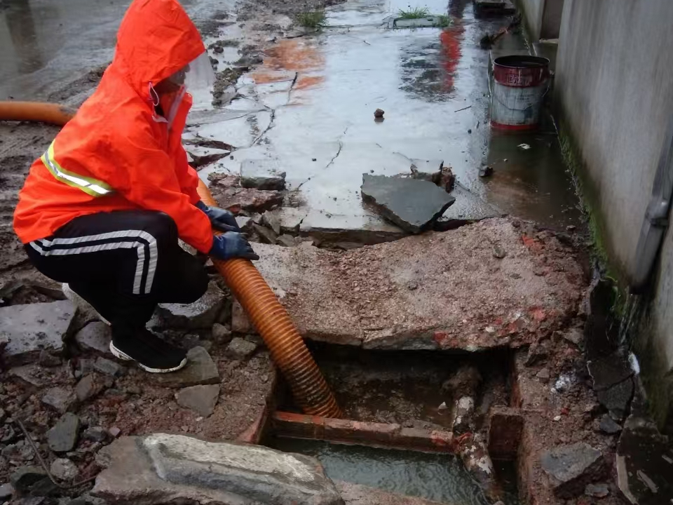 海淀专业清理污水池 炜誉市政以规范流程守护城市 “肠道”