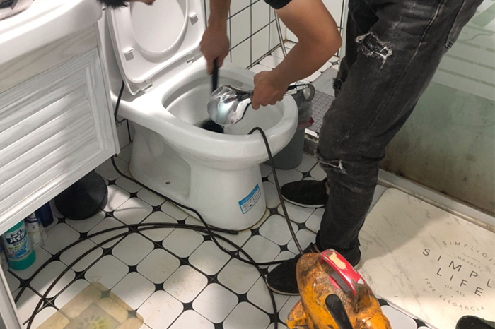 海淀马桶堵塞自己疏通还是找师傅?专业上门服务让你省时更省心